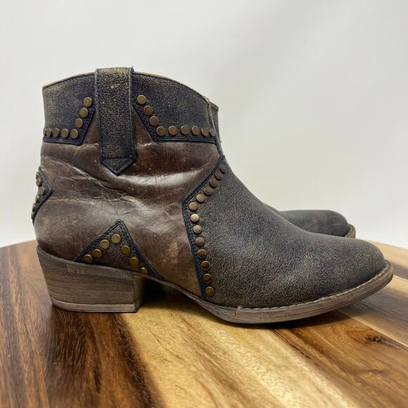 Circle G by Coral Women Size 7.5 Brown Distressed Star Inlay Studded Booties - Picture 1 of 7